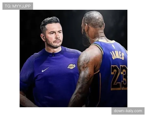 场边趣闻：詹姆斯与场边观战的雷迪克长时间交流引关注